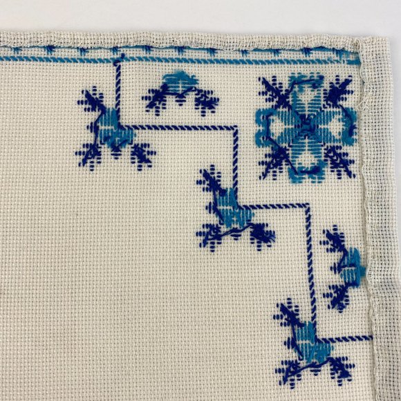 Vintage cross stitched table linen set of two, small square doilies - Picture 8 of 9